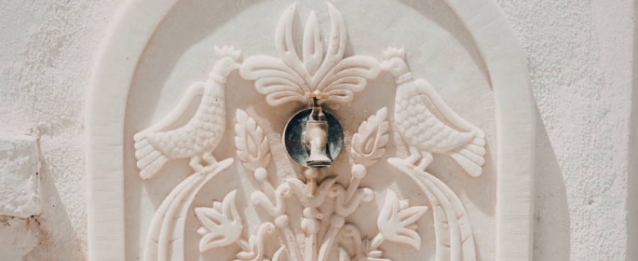 Fontane da muro o da terra: quale scegliere per il tuo giardino