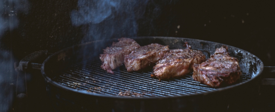 Guida completa: quale barbecue scegliere per l&rsquo;estate (in base ai tuoi spazi, gusti e tempo)