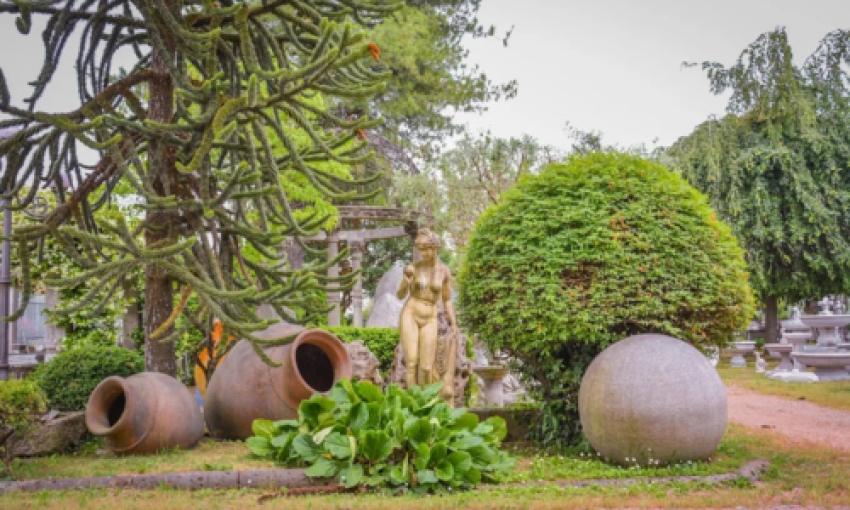 Giardini piccoli: trucchi per farli sembrare pi&ugrave; grandi usando vasi e pietra